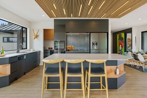 Micro-ondes, four, plaque de cuisson, lave-vaisselle
