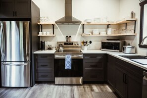 Réfrigérateur, micro-ondes, four, plaque de cuisson