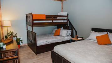 5 Schlafzimmer, Schreibtisch, Bügeleisen/Bügelbrett, Reisekinderbett