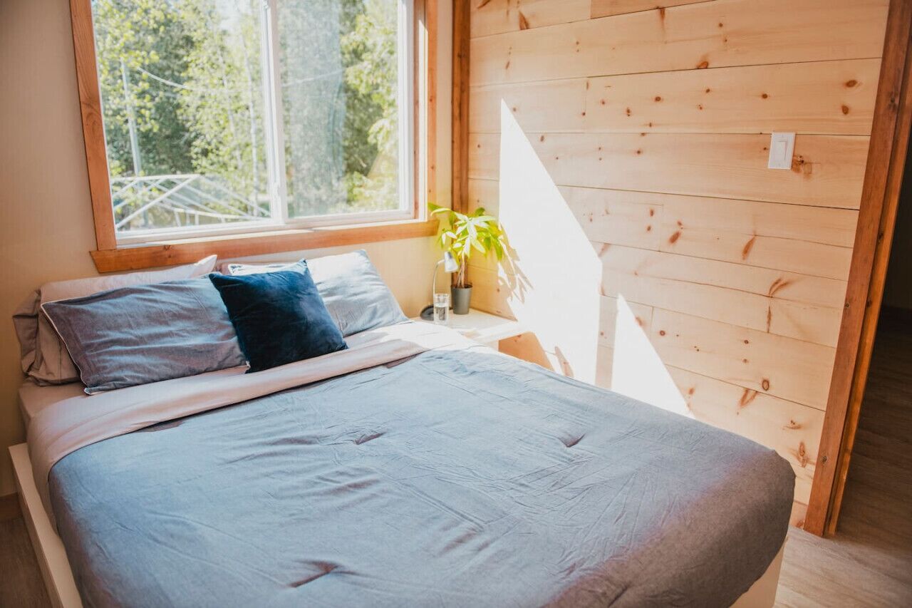 5 bedrooms, desk, iron/ironing board, travel cot