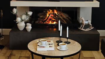 Habitación de lujo con 1 cama doble o 2 individuales, balcón, vistas al valle | Zona de estar