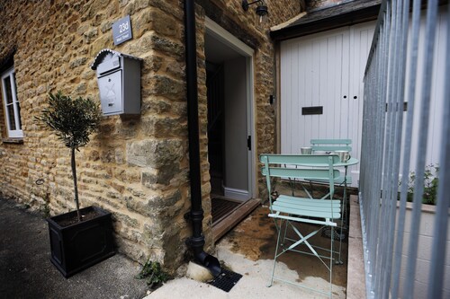 Cosy dog friendly cottage in the heart of Chipping Norton. 