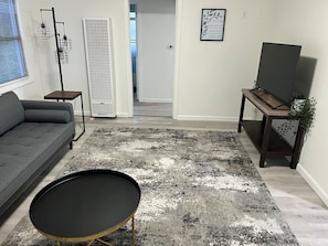 TV - Beautiful, spacious and bright (La Mesa)