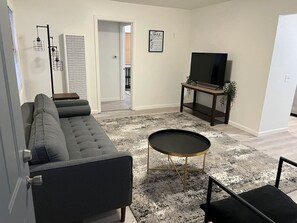 TV - Beautiful, spacious and bright (La Mesa)