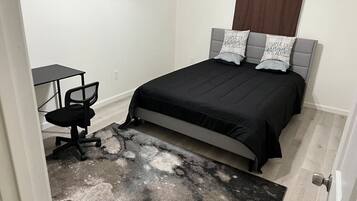 1 bedroom, desk, WiFi