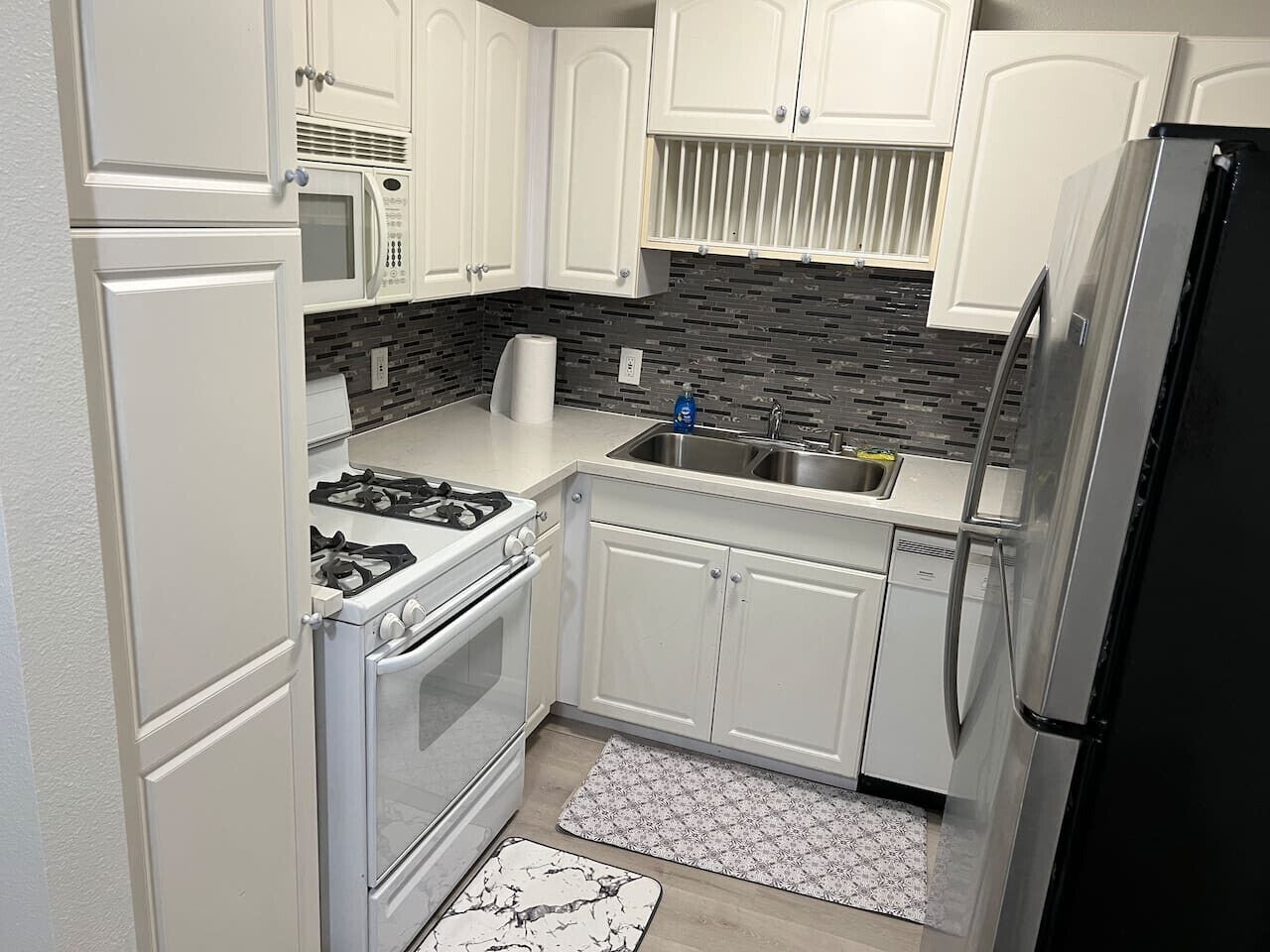 Fridge, oven, stovetop, cookware/dishes/utensils