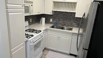 Fridge, oven, stovetop, cookware/dishes/utensils