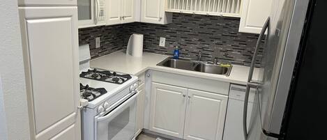 Kylskåp, ugn, spishäll och grytor/köksredskap