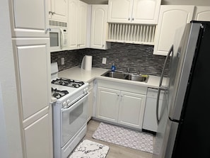 Fridge, oven, stovetop, cookware/dishes/utensils - Beautiful, spacious and bright (La Mesa)