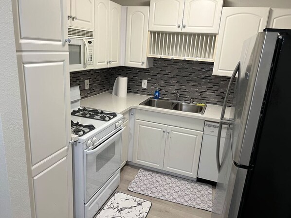 Fridge, oven, stovetop, cookware/dishes/utensils - Beautiful, spacious and bright (La Mesa)