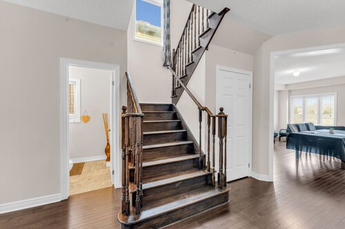 Luxury Home | Mins from Waterfall next to Transit