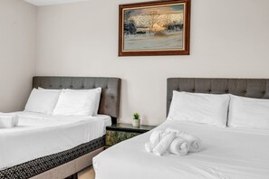 4 soverom, skrivebord, strykejern/-brett og reiseseng for barn