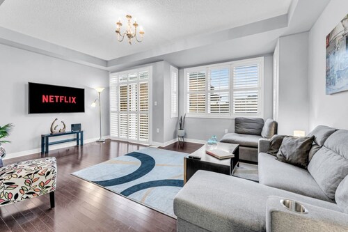 Charming Home with Airport and Toronto Nearby