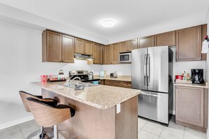 Frigorífic, microones, forn i placa de cuina 