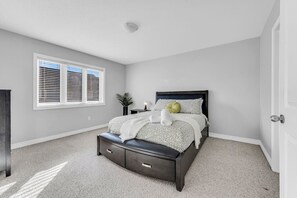 4 室のベッドルーム、デスク、アイロン / アイロン台、WiFi