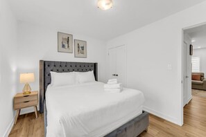 2 bedrooms, desk, iron/ironing board, WiFi - 5 Mins to the Falls! Brand New Home! (Niagara Falls)