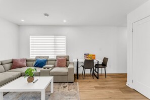 Interior - 5 Mins to the Falls! Brand New Home! (Niagara Falls)