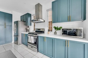 Refrigerador, microondas, horno, placa de cocina