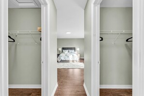 6 عدّة غرف نوم ومكتب ومكواة/لوح كي وواي فاي