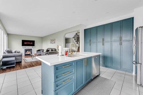 Luxury Mansion with Chefs Kitchen by Niagara Falls