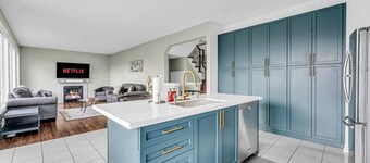 Luxury Mansion with Chefs Kitchen by Niagara Falls