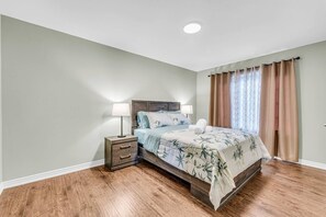 6 Schlafzimmer, Schreibtisch, Bügeleisen/Bügelbrett, WLAN