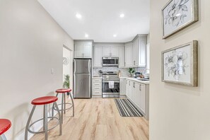Réfrigérateur, four à micro-ondes, un four, surface de cuisson