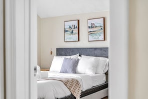 5 chambres, bureau, fer et planche à repasser, lit de bébé portatif
