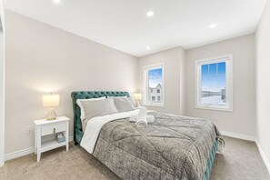 4 عدّة غرف نوم ومكتب ومكواة/لوح كي وواي فاي