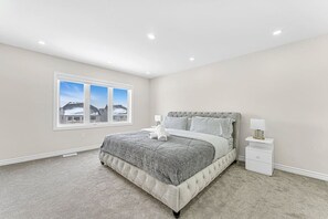 4 bedrooms, desk, iron/ironing board, WiFi - Designer Home in Niagara Falls (Thorold)