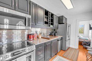 Réfrigérateur, four à micro-ondes, un four, surface de cuisson