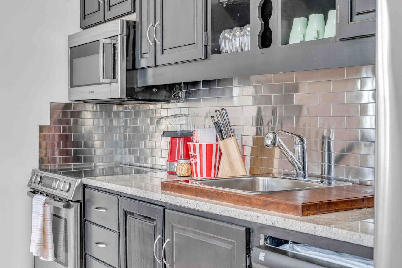 Kjøleskap, mikrobølgeovn, ovn og kokeplater