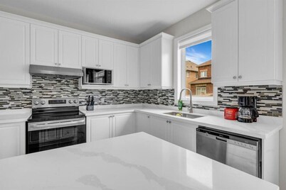 Glamorous Mansion by Falls | Charcoal BBQ