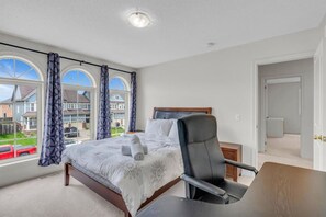 5 habitaciones, escritorio, tabla de planchar con plancha y wifi