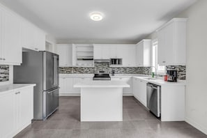 Réfrigérateur, four à micro-ondes, un four, surface de cuisson