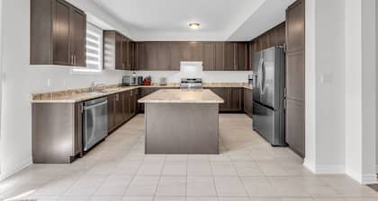 Beautiful Mansion Mins from Niagara Falls & Buf