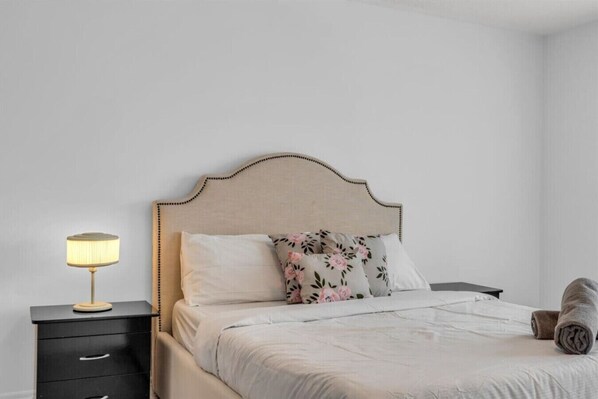 4 عدّة غرف نوم ومكتب ومكواة/لوح كي وواي فاي