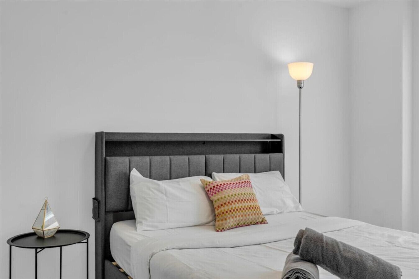 4 slaapkamers, een bureau, een strijkplank/strijkijzer, wifi