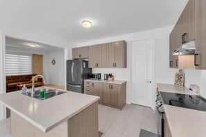 ثلاجة، ميكروويف، فرن، موقد طهي مسطح