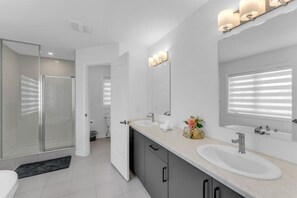 Hair dryer - Beautiful New Build by Elora (Fergus)