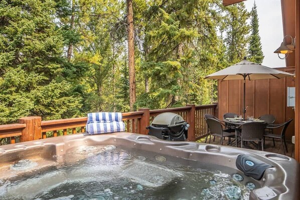 Outdoor dining - Cozy Mountain View Condo w/Sauna & Hot Tub (Big Sky)