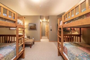 3 soverom, strykejern/-brett, wi-fi og sengetøy