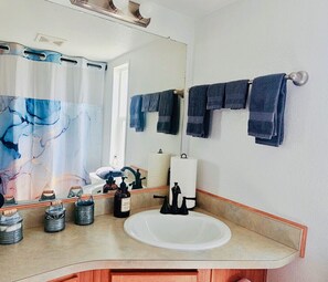 Haartrockner, Handtücher, Seife, Shampoo