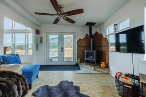 Smart-TV, Kamin, Tischfußball, Bücher