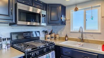 Køleskab, mikrobølgeovn, ovn, kogeplade