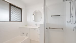 Shower - 9 Rowell Street Battery Hill QLD (Battery Hill)
