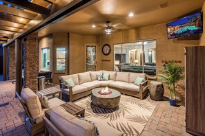 Terrace/patio - Paradise Palms!! Spacious 6-bedroom house with 3 en-suites.  (Glendale)