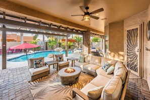 Outdoor pool, a heated pool - Paradise Palms!! Spacious 6-bedroom house with 3 en-suites.  (Glendale)