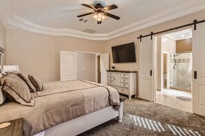 6 bedrooms, in-room safe, iron/ironing board, travel cot - Paradise Palms!! Spacious 6-bedroom house with 3 en-suites.  (Glendale)