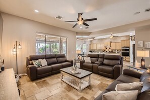 智能電視、壁爐、乒乓球設施、音響